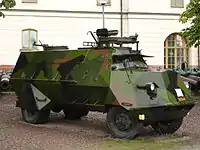 スウェーデン軍の最初のAPCであるTerrängbil m/42 KP(sv:Terrängbil m/42 KP)は1942年から1990年前半まで運用していた。コンゴ動乱では戦闘を経験している。