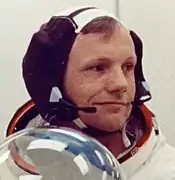 NASAのニールアームストロング宇宙飛行士は、1969年にアポロ11号の月面着陸を行う前に、プラントロニクス（SPENCOM）ヘッドセットで「スヌーピーキャップ」を着用していた。