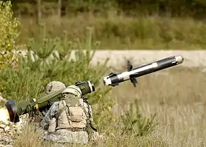 狭義の兵器、携行式対戦車ミサイルや携行式多目的ミサイル（写真はアメリカのFGM-148 ジャベリン）