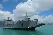 艦首側の道板を半ば下ろした状態。