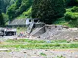 清水浜駅の駅舎。プラットホームは流失を免れたが、周囲の線路は一部が流失（2011年5月）。