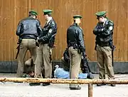 オクトーバーフェスト会場で暴れた酔客を拘束したドイツ・バイエルン州警察官。トンファーを携帯している。