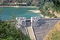 ギプスコア県・アリアランにあるダム放水口近くの彫刻
