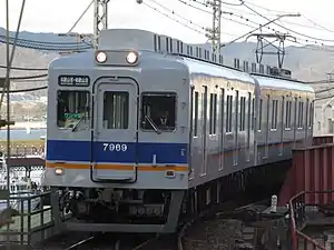 和歌山港駅に到着する7100系普通列車