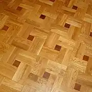 F. 2種類の木材を使う。