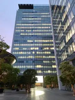 ビル全景と広場（夜間）