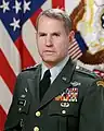 一般的な配列で略綬を着用したアメリカ陸軍の将官（アーサー・エドモン・ブラウン・ジュニア陸軍大将）（1）。海軍とは違い、ユニットアワード等を右胸に着けている（マレン大将の例を参照）。