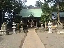 拝殿とその手前に狛犬