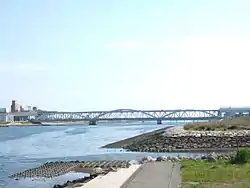 上流より。手前のアーチ橋が旭橋、奥のトラス橋が新旭橋。