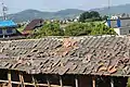 崩れた瓦屋根