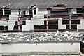 壁が破壊された近隣の工場
