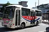 北口を発車する朝日自動車のバス(越谷市立図書館行)
