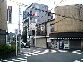 旭町三丁目東交差点。道路左側に「ここから練馬区」の標示が見える。