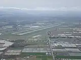 上空からの旭川空港。背後にそびえる山は十勝岳連峰