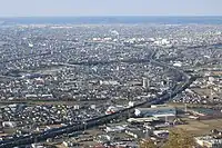 東海道の平野と赤石山脈の対比。田中清一は国土の2割にひしめく人口と産業を未利用の8割の山岳部に分散することを謳う。しかし、国土の2割しかない平野に人口と都市が集中するのにはそれなりの理由がある。逆に山岳地帯が未利用のまま残されているのは、地形が険しいために生産にも生活にも能率が上がらないからである。このため田中や中央道派が唱える山岳地帯への人口・産業・都市の再配置計画は非現実的であると専門家はいう。
