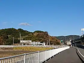 朝日山城跡(中央の小山)。右側には新東名藤枝岡部ICの入口がある。