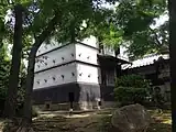庭園から土蔵を見る（2015年5月撮影）
