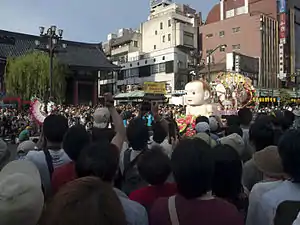 雷門前にて(2010年)