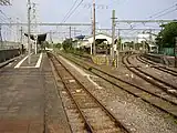 駅構内を鶴見側から見る。左手が扇町方面、右手が海芝浦方面