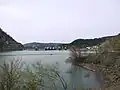 ダム湖から堤体を望む（2013年5月）