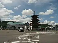 改修前の駅舎(五重塔撤去前、2008年7月)