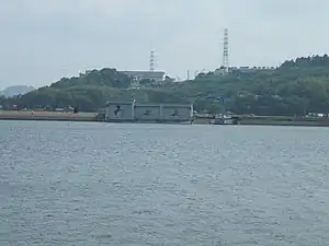河畔にある漕艇場倉庫