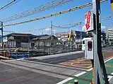 改築中の山王川橋梁。踏切の幅が広がっている他、上下線も仮線に切り替わっていることがわかる。（2023年7月）