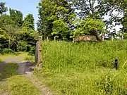 正門からの通路と事務所棟（右）