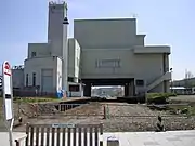 左:ホームの様子 右:窓口の様子(2010年5月)