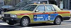 広告付き四社カラー車は帯に社名のみが表記され、「NIHON KOTSU GROUP」の表記は省略される。（飛鳥交通）