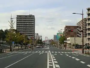 浅生通り(左が浅生、右は新池。通りの奥に若戸大橋が見える。)