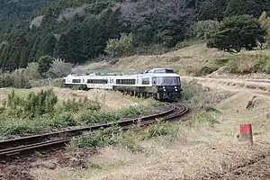 立野駅付近を通過する観光特急「あそぼーい!」（2011年12月）