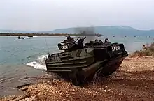 上陸するAAV7水陸両用強襲車