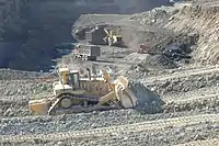 中央道の主要な目的の一つが、山岳地帯にある天然資源の開発である。このため森林資源、鉱物資源、水力資源の大規模開発を計画したが、それと高速道路の計画は釣り合わないのではないかと専門家は指摘した。