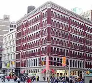 ラファイエット・ストリート 444に建つ1876年竣工のアスター・プレイス・ビル（The Astor Place Building）。
