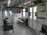 車内（先頭車・運転台側）収納座席が設置されている