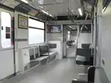 車内（先頭車・連結面側）扉部付近には折り畳み座席が存在する