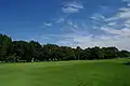 広大な芝生と巨樹が特徴のイギリス風景式庭園