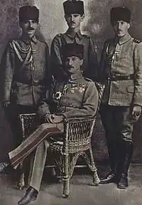 第一次大戦期のオスマン帝国軍士官（中央着座、ムスタファ・ケマル・アタテュルク）