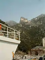 下から見た修道院。