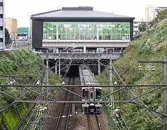 渋谷方向(東)より見た駅ホーム。真上に青葉台東急スクエアフィットネス館が建設された(2008年4月8日オープン)。