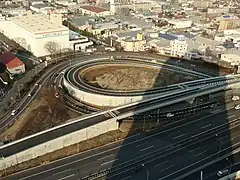 上り線付近。専用連絡路が本線への入口誘導路を跨いでいる。