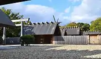 翼廊空隙より中重及び中重鳥居、瑞垣御門、本殿屋根を望む（2013年（平成25年）7月）