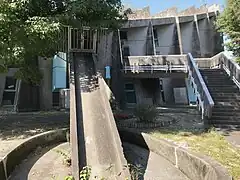 東側のバットレスと外階段