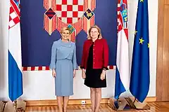 オーストリアのカリン・クナイスル外相と（2018年7月24日）