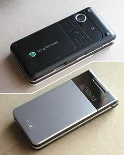 W62S シルバー×レザー 閉じた状態