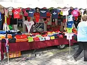 移動式の臨時販売店で売られているTシャツ(ドイツ アウグスブルグ、2009年)