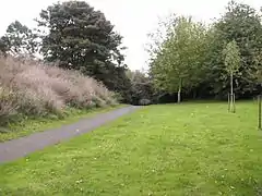 サマーフィールド・パーク (Summerfield Park) 内にある、イックニールド・ポート・ロード駅の跡地。