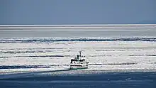 流氷と網走流氷観光砕氷船「おーろら2」（2016年3月）