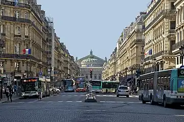 パレ・ロワイヤル西側サントノレ通りと交差するアンドレ=マルロー広場界隈からみるオペラ大通り (L'avenue de l'Opéra)